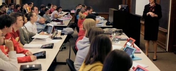 El presidente de Microsoft cree que en un máximo de cinco años las clases universitarias se impartirán en internet